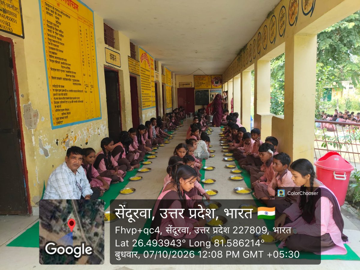 DmAmethi's tweet photo. आज दिनांक 07.10.2026 को जनपद के परिषदीय विद्यालयों में मध्याह्न भोजन की गुणवत्ता सुनिश्चित करने हेतु बेसिक शिक्षा विभाग के अधिकारियों द्वारा स्थलीय निरीक्षण किया गया। अधिकारियों ने बच्चों के साथ बैठकर भोजन ग्रहण कर गुणवत्ता, स्वाद, स्वच्छता एवं पौष्टिकता की जांच की।
रसोईघर, खाद्य सामग्री के भंडारण, बर्तनों, हाथ धुलाई एवं भोजन परोसने की व्यवस्था का भी निरीक्षण किया गया। संबंधित अधिकारियों को निर्देशित किया गया कि मेनू के अनुसार ताजा एवं पौष्टिक भोजन, फल व दूध बच्चों को अनिवार्य रूप से उपलब्ध कराया जाए।
बच्चों के स्वास्थ्य एवं पोषण से कोई समझौता नहीं होगा। मध्याह्न भोजन की गुणवत्ता की नियमित निगरानी सुनिश्चित की जाएगी।