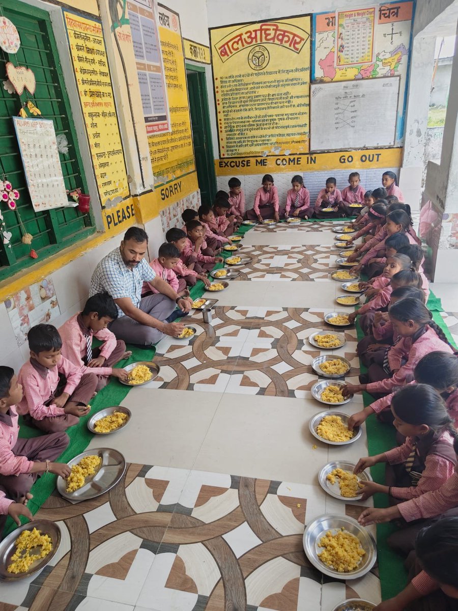 DmAmethi's tweet photo. आज दिनांक 07.10.2026 को जनपद के परिषदीय विद्यालयों में मध्याह्न भोजन की गुणवत्ता सुनिश्चित करने हेतु बेसिक शिक्षा विभाग के अधिकारियों द्वारा स्थलीय निरीक्षण किया गया। अधिकारियों ने बच्चों के साथ बैठकर भोजन ग्रहण कर गुणवत्ता, स्वाद, स्वच्छता एवं पौष्टिकता की जांच की।
रसोईघर, खाद्य सामग्री के भंडारण, बर्तनों, हाथ धुलाई एवं भोजन परोसने की व्यवस्था का भी निरीक्षण किया गया। संबंधित अधिकारियों को निर्देशित किया गया कि मेनू के अनुसार ताजा एवं पौष्टिक भोजन, फल व दूध बच्चों को अनिवार्य रूप से उपलब्ध कराया जाए।
बच्चों के स्वास्थ्य एवं पोषण से कोई समझौता नहीं होगा। मध्याह्न भोजन की गुणवत्ता की नियमित निगरानी सुनिश्चित की जाएगी।
