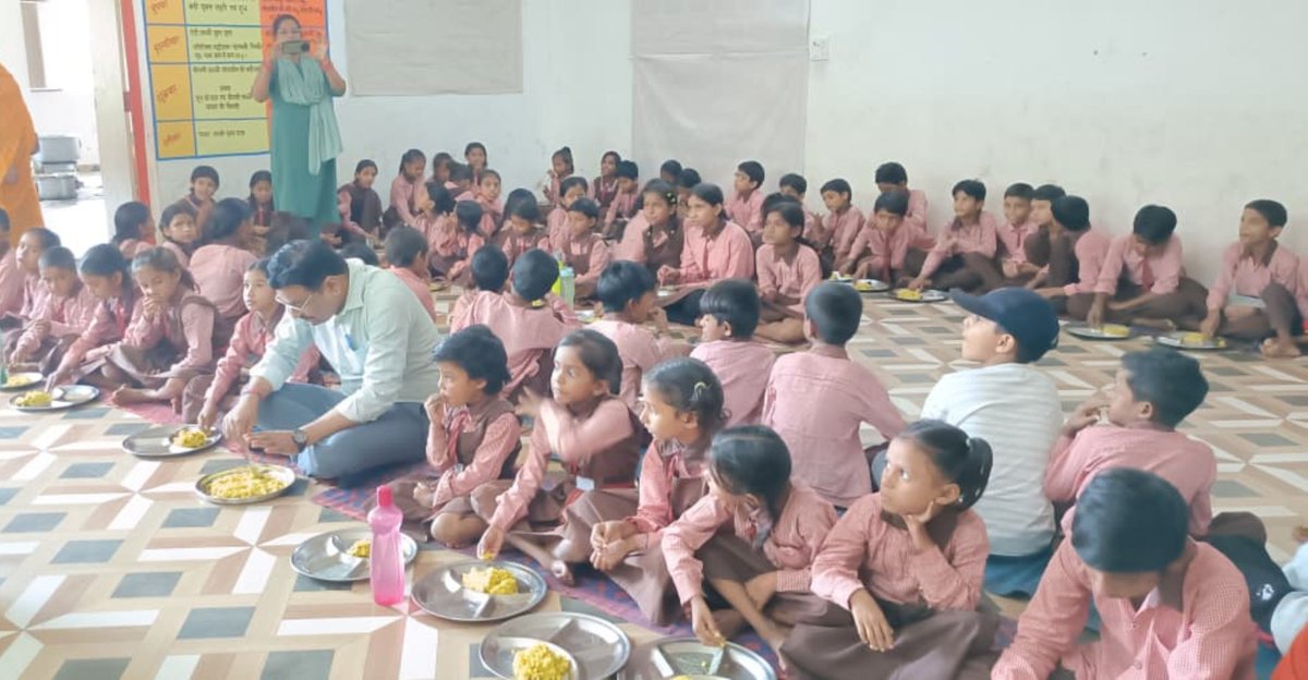 DmAmethi's tweet photo. आज दिनांक 07.10.2026 को जनपद के परिषदीय विद्यालयों में मध्याह्न भोजन की गुणवत्ता सुनिश्चित करने हेतु बेसिक शिक्षा विभाग के अधिकारियों द्वारा स्थलीय निरीक्षण किया गया। अधिकारियों ने बच्चों के साथ बैठकर भोजन ग्रहण कर गुणवत्ता, स्वाद, स्वच्छता एवं पौष्टिकता की जांच की।
रसोईघर, खाद्य सामग्री के भंडारण, बर्तनों, हाथ धुलाई एवं भोजन परोसने की व्यवस्था का भी निरीक्षण किया गया। संबंधित अधिकारियों को निर्देशित किया गया कि मेनू के अनुसार ताजा एवं पौष्टिक भोजन, फल व दूध बच्चों को अनिवार्य रूप से उपलब्ध कराया जाए।
बच्चों के स्वास्थ्य एवं पोषण से कोई समझौता नहीं होगा। मध्याह्न भोजन की गुणवत्ता की नियमित निगरानी सुनिश्चित की जाएगी।