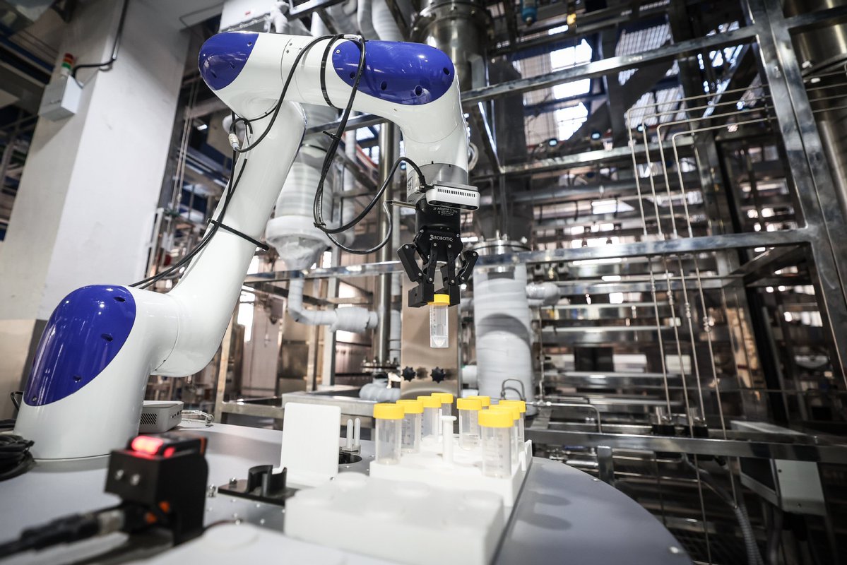 China_Amb_India's tweet photo. China’s economy stayed steady and moved upmarket in the first eight months: 🇨🇳📈

🔸Industrial output above designated size: +5.3% YoY
🔸High-tech manufacturing output: +16.7% YoY
🔸Goods trade: RMB 34.7753 trillion, +17.6% YoY
 • Imports: +22.0%
 • Exports: +14.6%

#ChinaEconomy #HighQualityDevelopment