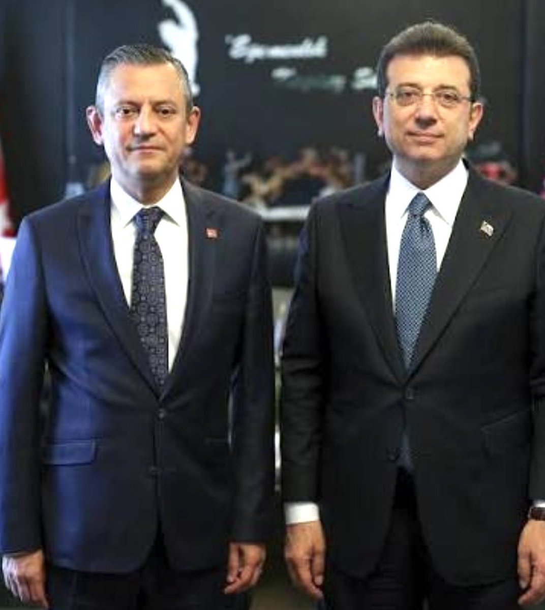r_zelyut's tweet photo. -Ey Özgür Özel!
-Bu Cemil denen cemalsizin yüzüne bakan herkes onun güvenilmez olduğunu anlar.
-Ama sen inatla anlamak istemedin…
-Sen ve Ekrem bey partideki Atatürkçüleri çizip böylelerini başkan yaptınız.
-Aklınızca bunları istediğiniz gibi kullanacaktınız ama bu sağ çıkarcılar şimdi sizi kullanıyor.
-Kılıçdaroğlu döneminde başlatılan devrimci Atatürkçü partililere ihanetinizin zehirli meyvesini buyurun yeyin…
-Suç AKP kapısında kuyruğa giren çıkarcı başkanlarda ve ucuz belediye meclis üyelerinde değil; sokaktan geçeni belediye başkanı yapan sizdedir.
-Acaba ideolojik bir özeleştiri yapabilecek misin?
-Acaba Kemalist kimliğin değerini anlayabildin mi Özgür bey?