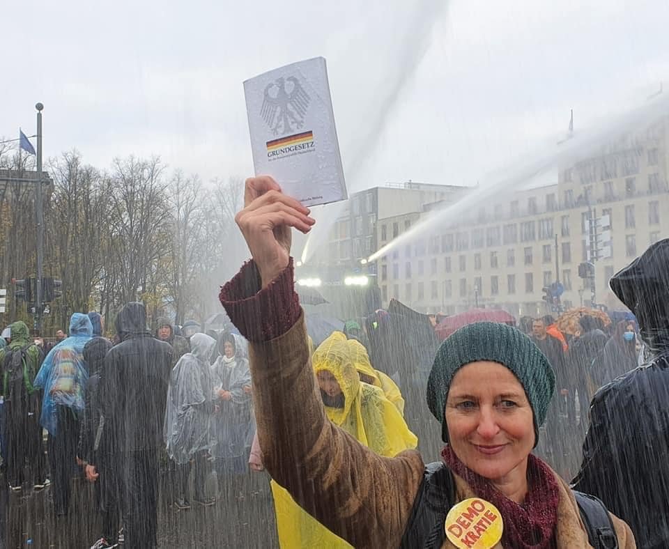 BrotundSpiele2's tweet photo. Das Grundgesetz.

In der Pandemie wurde es zu einem Symbol des Widerstandes.

Nun schmücken sich diejenigen damit, die damals die Wasserwerfer befohlen haben. https://t.co/WH3ctoiuG7