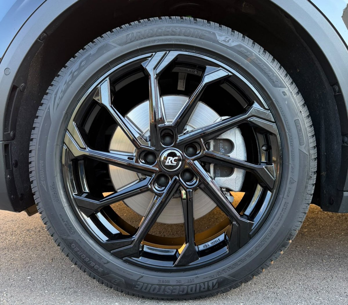 PneuhausFrank's tweet photo. Black on Black 🖤
Neue Kompletträder, neuer Look. Hochglanzschwarze RC-Felgen mit Bridgestone-Bereifung – sportlich, clean und perfekt abgestimmt. 🔥
#RCDesign #Bridgestone #Kompletträder https://t.co/Wmltof9I24