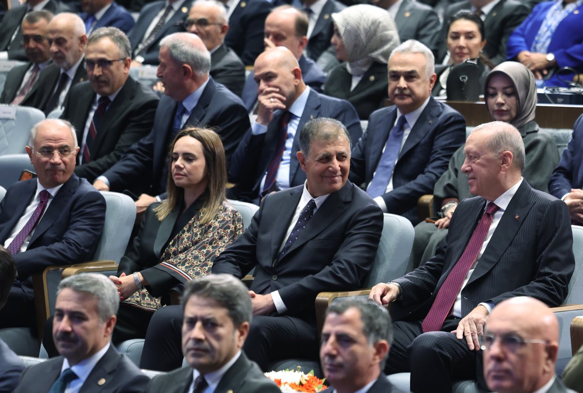 ibrahimkaragul's tweet photo. İzmir BBB Cemil Tugay’ın AK Parti’ye katılması bir devrim.

İzmir için de, AK Parti için de böyle.

Seçime kadar, İzmir’de olağanüstü hizmetler olacaktır.

Çok büyük değişim bekliyorum.