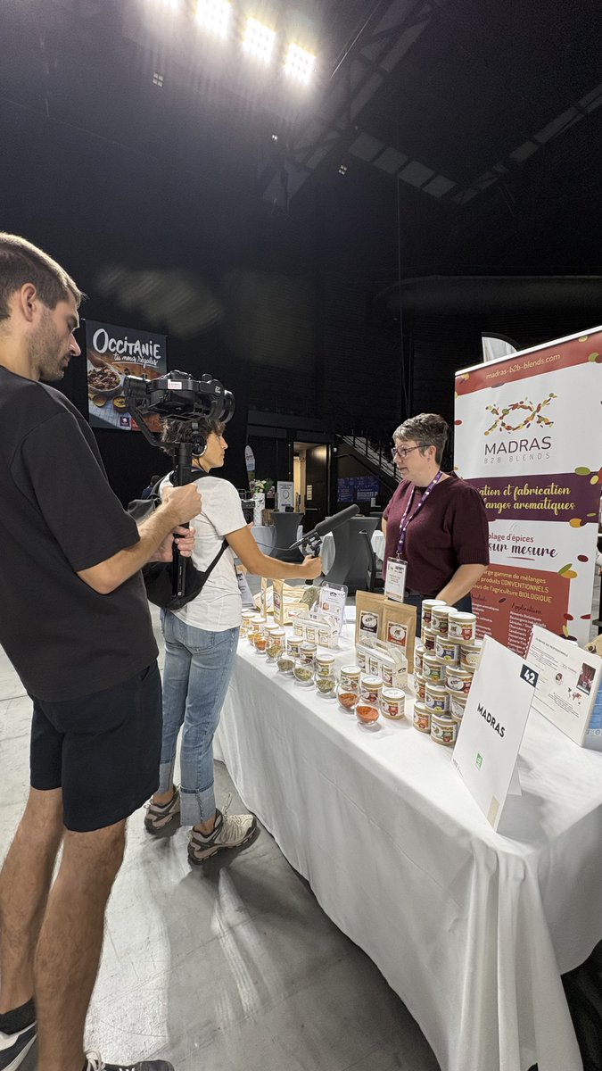 ADOCC_'s tweet photo. [EN DIRECT]
🎥ça filme au ShowRoom RHD à la Narbonne Arena, le salon de référence dédié aux rencontres entre fournisseurs d’ @Occitanie  et acheteurs de la restauration collective et commerciale ! 
+100 fournisseurs régionaux et 300 acheteurs professionnels sont présents 🙌 https://t.co/viZ3n0M74o