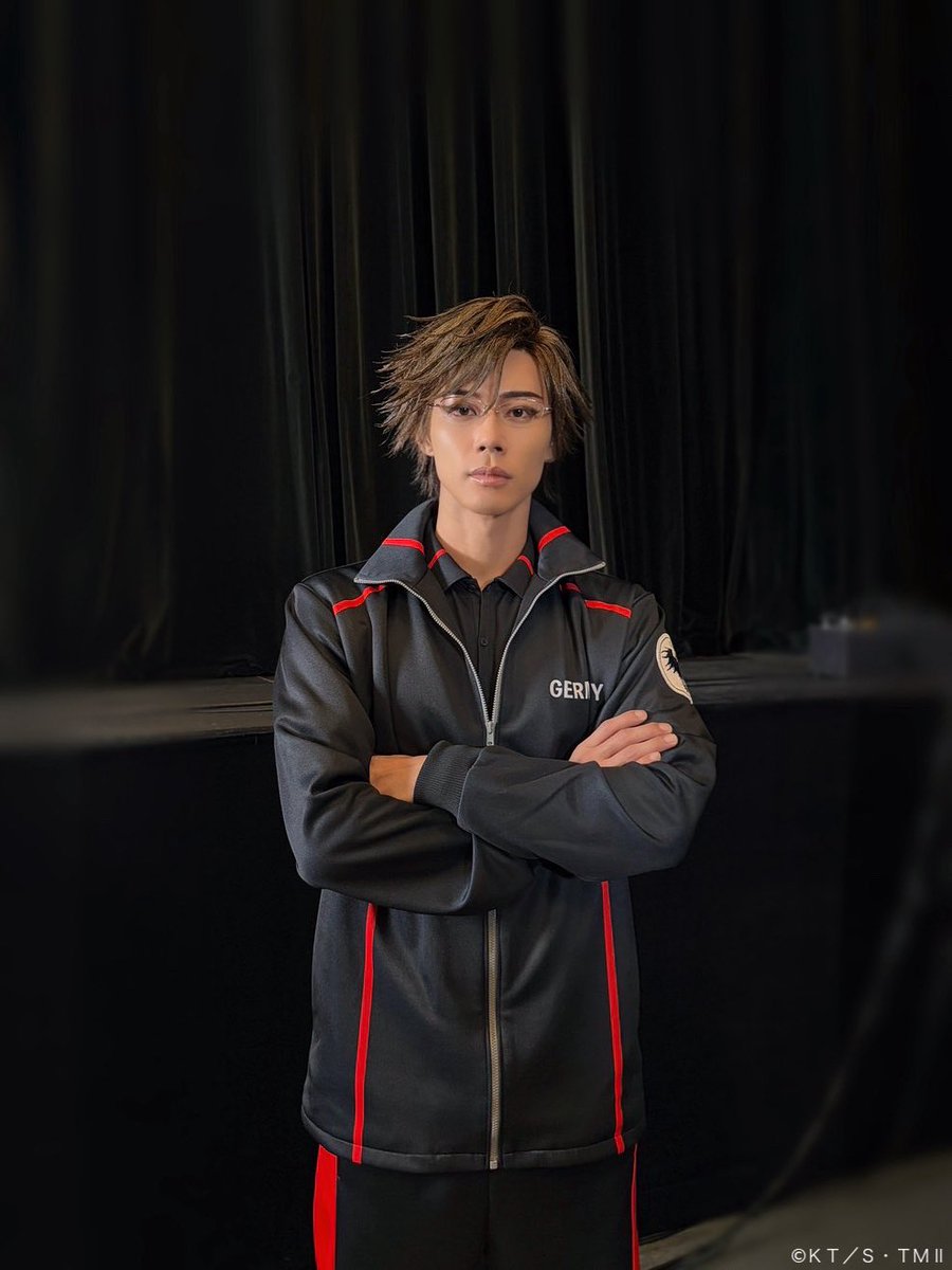 TennimuNews's tweet photo. 【 #新テニミュ 】6公演目🎾
本日もご来場ありがとうございました！本日は手塚国光くんのお誕生日！皆さんとお祝いしました！ということで本日は、手塚くんの写真をお届け📸 手塚＆Q・Ｐのドイツ2ショット🇩🇪と、先日劇場に来てくれた4thシーズン手塚国光役 寺田友哉くんとのスペシャルな2ショットも✨
明日10/8は18:00公演です。日本代表のお見送りイベントもございます。劇場でお待ちしております！