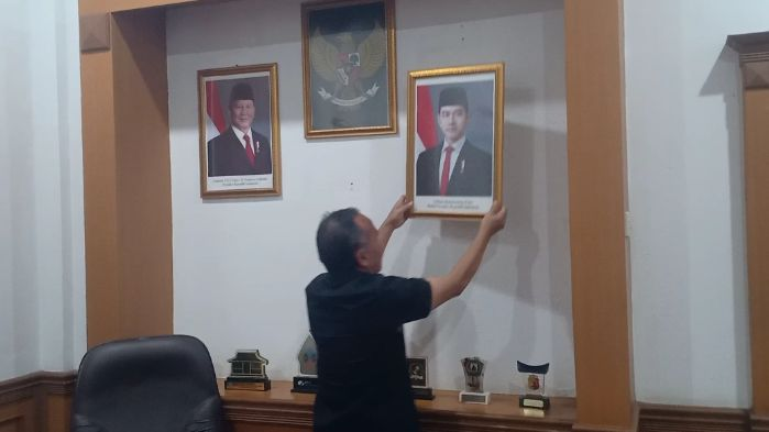 MurtadhaOne1's tweet photo. Gerakan Menurunkan Foto Gibran Buntut Putusan MK Soal Ijasah https://t.co/uZhRancjG7