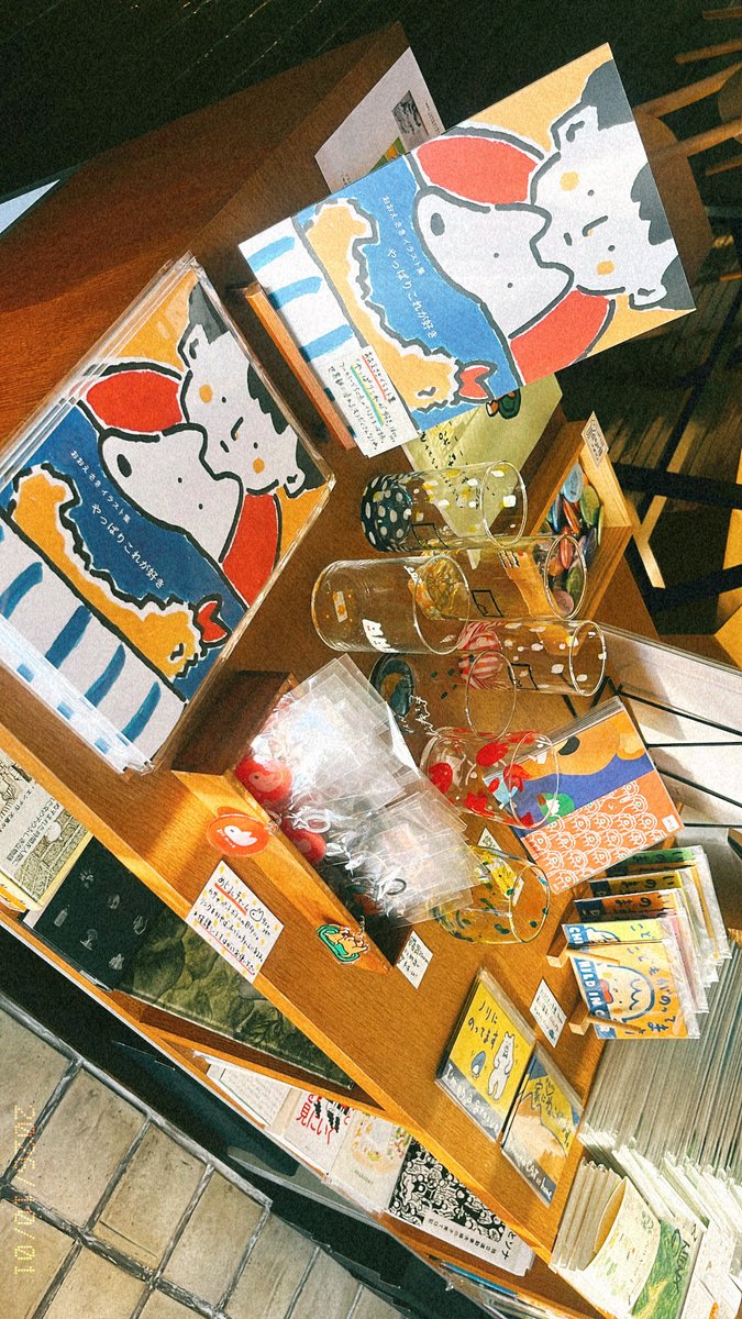 ohyeah_saki's tweet photo. 個展会場の物販コーナー、品薄なものを増産していくぅ！会期後半は１０日から！ https://t.co/3MUq43AGoD