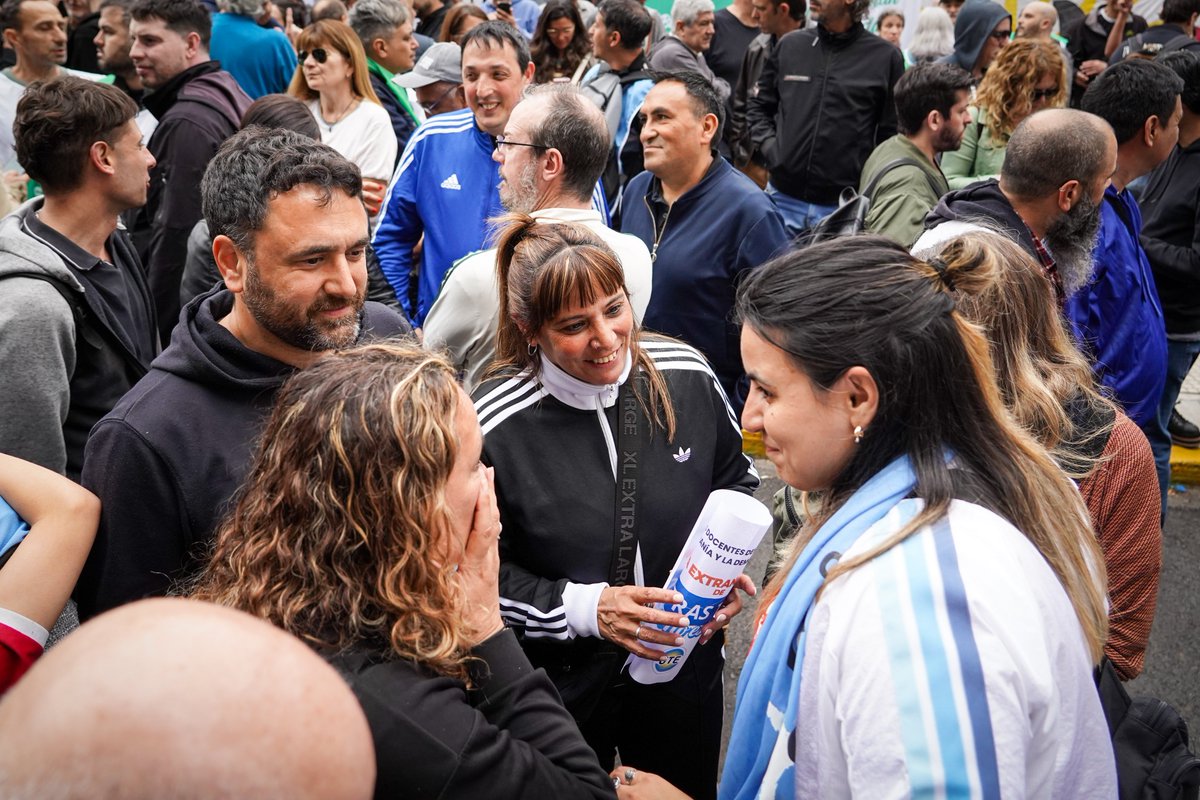 utectera's tweet photo. Nos movilizamos a la Corte en repudio al fallo que habilita la venta de tierra a extranjeros.

La PATRIA no se vende. La SOBERANÍA no se entrega. https://t.co/fOfK2WL0mz