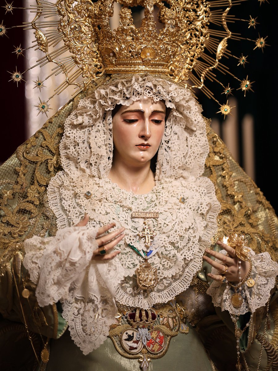 SoyDeLaVeraCruz's tweet photo. A LA GLORIA DE LA SANTÍSIMA VIRGEN DE LAS ANGUSTIAS EN EL LV ANIVERSARIO DE SU CORONACIÓN CANÓNICA.

Hay pueblos que escriben su historia con tinta y documentos; y hay otros que, además, la escriben con el latido de sus devociones. Alcalá del Río pertenece a estos últimos. Porque su historia no puede comprenderse plenamente sin la presencia maternal de la Santísima Virgen de las Angustias, cuya imagen, venerada secularmente, ha atravesado el tiempo como una luminaria encendida en el corazón de sus hijos.

Desde tiempos remotos, cuando las generaciones que nos precedieron apenas podían imaginar el devenir de los siglos, la devoción a la Virgen de las Angustias fue arraigando en el alma de esta villa hasta convertirse en una de sus más hondas señas de identidad. No fue una devoción pasajera ni circunstancial: fue herencia recibida, patrimonio espiritual transmitido de padres a hijos, vínculo invisible que ha unido a los cruceros de ayer, de hoy y de siempre.

Ante Ella se han postrado generaciones enteras. A sus plantas se depositaron alegrías y desventuras, súplicas y agradecimientos, promesas y silencios. En sus ojos buscaron consuelo quienes conocieron el dolor; en su maternal amparo encontraron esperanza quienes atravesaron la incertidumbre. Y así, lentamente, siglo tras siglo, la Virgen de las Angustias fue ocupando un lugar que ninguna palabra alcanza a definir: el lugar reservado a las cosas que pertenecen para siempre al alma.

Porque ser crucero es también aprender a querer a María. Quererla no solamente en la solemnidad de sus cultos ni en la majestad de sus salidas, sino en la intimidad cotidiana de una oración, en el recuerdo de una madre que ya no está, en la emoción contenida de quien contempla su rostro y reconoce en Él algo que forma parte de su propia historia.

Ese amor encontró una expresión particularmente solemne hace ahora cincuenta y cinco años.

Era 1971 cuando Alcalá del Río vivió uno de esos acontecimientos destinados a permanecer para siempre en la memoria colectiva. Ante la mirada emocionada de sus hijos, el Emmo. y Rvdmo. Sr. Cardenal José María Bueno Monreal impuso sobre las sienes de la Santísima Virgen de las Angustias la Corona que habría de proclamar ante la Iglesia y ante el mundo la dignidad de una devoción que llevaba siglos coronada en el corazón de su pueblo.

Aquella Corona fue mucho más que una joya. Fue la materialización de un sentimiento colectivo; la expresión visible de una devoción secular; el reconocimiento solemne de una historia de amor entre una Madre y sus hijos.

Porque María ya era Reina antes de que la Corona reposara sobre sus sienes.

Lo era en cada hogar crucero donde su nombre era pronunciado con veneración. Lo era en cada oración susurrada ante su altar. Lo era en cada generación que recibió de sus mayores la sagrada encomienda de amarla y honrarla. Lo era, y lo sigue siendo, en el corazón de Alcalá del Río.

Y si la historia ha sabido custodiar su devoción, el arte ha sabido perpetuar su belleza.

La Santísima Virgen de las Angustias constituye, por su extraordinaria calidad artística, una de las más preciadas expresiones del patrimonio devocional de Alcalá del Río. En la nobleza de sus facciones, en la serenidad de su expresión y en la delicadeza de su presencia se conjugan la excelencia artística y la dimensión sobrenatural que el pueblo creyente ha sabido reconocer en Ella.

Pero hay bellezas que no se contemplan únicamente con los ojos.

La belleza de la Virgen de las Angustias se completa cuando su rostro se encuentra con la mirada de un crucero. Entonces el arte deja de ser solamente materia y forma para convertirse en memoria, emoción y plegaria. Entonces la imagen deja de ser contemplada para ser venerada; deja de ser admirada para ser amada.

Y de ese amor nace también el servicio.

Porque la verdadera devoción mariana nunca permanece encerrada en sí misma. La Virgen que recibe nuestras plegarias nos enseña también a mirar al hermano. Por eso, la obra social vinculada a su nombre constituye una de las manifestaciones más hermosas de esa fe hecha caridad: manos que ayudan, corazones que acompañan, necesidades que se atienden y esperanzas que vuelven a encenderse.

Es así como la Virgen de las Angustias continúa coronando, no solo las sienes de una imagen venerada, sino la vida de quienes encuentran en Ella inspiración para servir.

Cincuenta y cinco años después de aquella histórica Coronación, Alcalá del Río vuelve a detener el paso y a mirar hacia Ella.

Y al contemplar la Corona que ciñe su frente, quizá podamos escuchar, como un eco venido desde 1971, las voces de quienes estuvieron allí; las voces de nuestros mayores, de tantos cruceros que ya no caminan entre nosotros y que, sin embargo, permanecen vivos en la memoria de esta devoción.

Ellos nos enseñaron a quererla.

Nos enseñaron que la Virgen no se posee: se recibe. Que no se hereda solamente una imagen, sino una forma de entender la fe. Que cada generación de cruceros es depositaria de un legado que deberá entregar, intacto y acrecentado, a quienes vendrán después.

Por eso, este LV Aniversario no es únicamente una conmemoración del pasado.

Es también una profesión de amor en el presente y una promesa para el futuro.

Porque mientras haya una voz que la invoque, una mano que encienda una vela ante Ella, un corazón que se estremezca al contemplar su rostro o un crucero que enseñe a sus hijos a pronunciar su nombre con veneración, la Virgen de las Angustias seguirá reinando en Alcalá del Río.

Y cuando el tiempo haya añadido nuevos años a esta historia, cuando quienes hoy contemplamos su Corona seamos solamente recuerdo, quedará Ella.

Ella, siempre Ella.

La Madre del Santísimo Cristo de la Vera-Cruz.
La Madre de las Angustias.
La Reina de los Cruceros.
La Señora que Alcalá del Río lleva en el alma.

Y seguirá entonces, como desde hace siglos, mirando dulcemente a su pueblo, mientras bajo su Corona de amor las generaciones futuras continúan pronunciando, con la misma fe de nuestros mayores, el nombre bendito de María.