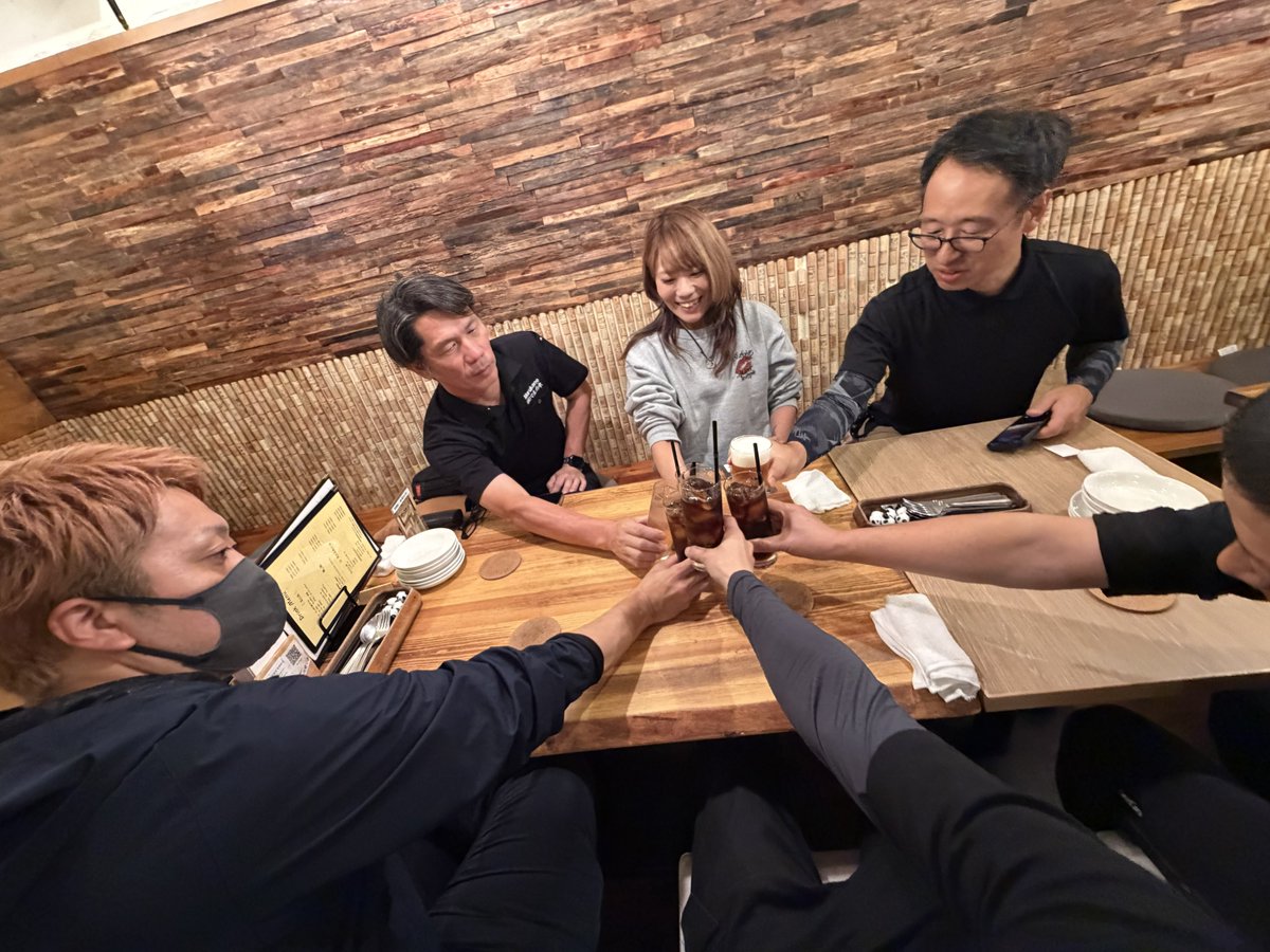 TVmz621522's tweet photo. 聖地マルカネさんに来たよ！

川崎さんとFクリーンさんとMiyuちゃんとAoiちゃんと偶然お会いしました🙌🏼

今夜はマルカネフェス運営5人＋出演者の川崎さんでプチ打ち上げだよ🍻

#マルカネの主こばさん
#出張中のしゃっちょさん
#YouTuberタミーさん
#ハラペコの川崎さん
#我が愛する妻Cちゃん https://t.co/pXG9QZwRDI