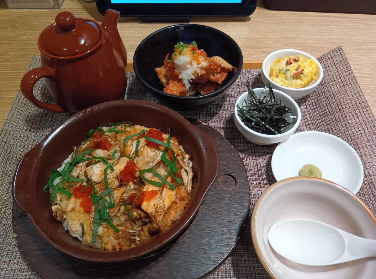 sweet_enocci's tweet photo. 炙り鮭はらすといくらの出汁茶漬け＠ジョナサン。配膳ロボが稼働してたけど、私に届けてくれたのはロボではなくおねいさんでした。この人はロボより女が好きそうと思われたのかな？ https://t.co/sybsIKBJra