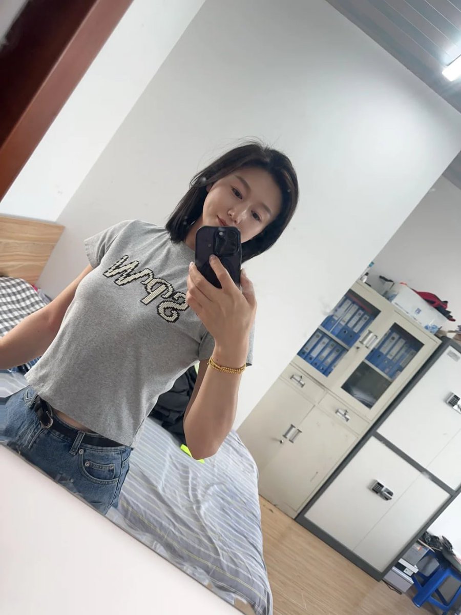 thisisjulissa's tweet photo. 白天在单位规规矩矩，晚上这件小T恤一脱，就只剩你能管我了... https://t.co/Wo4wsaDumF