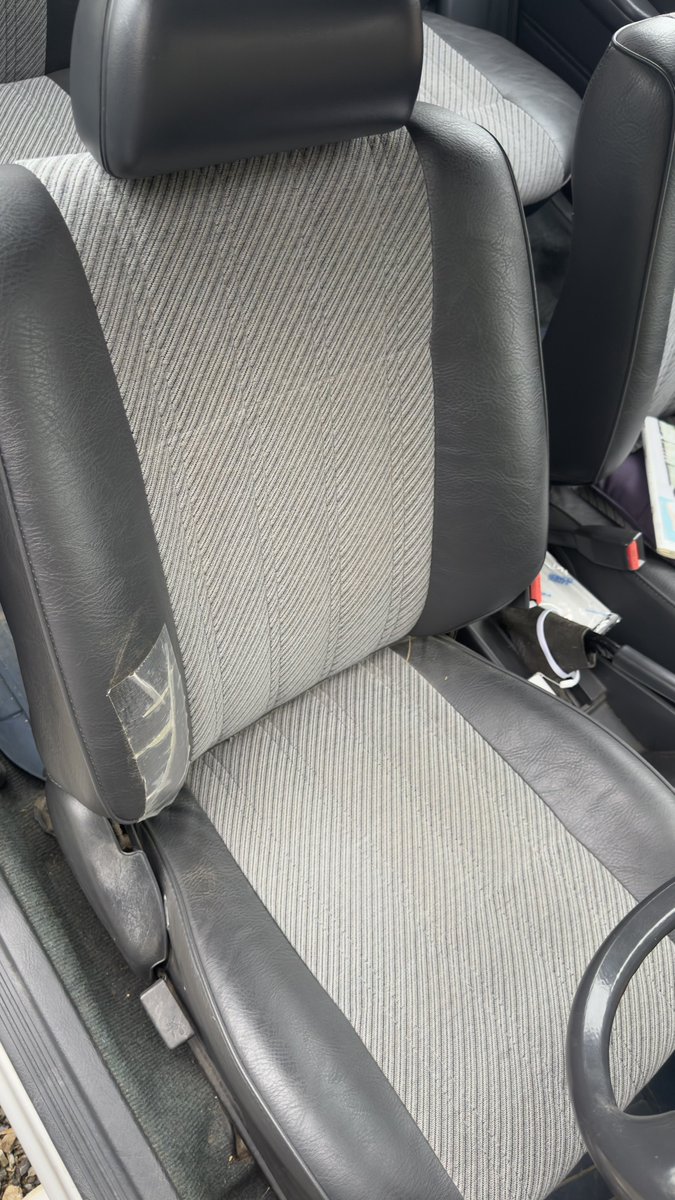 te93imaii's tweet photo. 運転席側シートのみ祖父がオリジナル補修済。その為のシートは綺麗かと

ここ見せて欲しいなどあれば画像追加します🙏 https://t.co/jq4tXybQav