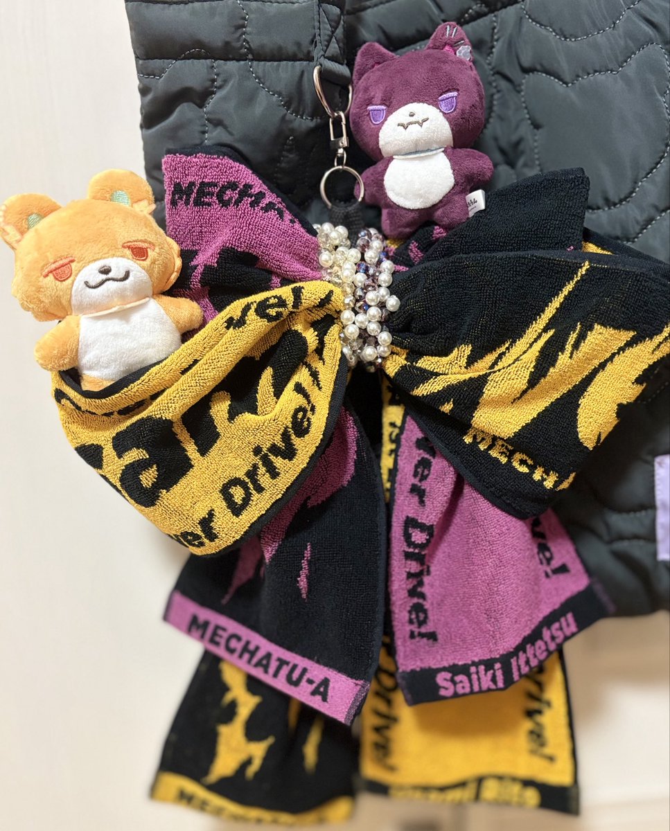 Cat_333_lives's tweet photo. タオルリボン試作
🌩️🦒🤝と🐝🤣🍱🦖で２つ作ろうかと思ったけど、ここに缶バッチとか着けると凄まじいボリュームになりそう
吊り下げても形をキープ出来る所は⚪︎
たうんも乗れるもんね
下りてね https://t.co/5OJ6FM67Mp
