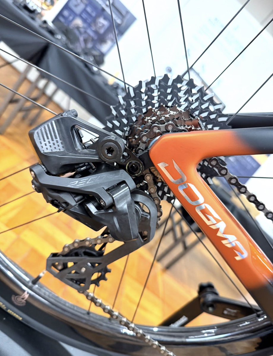 u2bikes's tweet photo. カンパニョーロ🇮🇹にシマノ🇯🇵にスラム🇺🇸
それぞれのフロントシングル用RD⚙️
性能品評は置いといて
それぞれのお国柄が個性に出ている上で
どれも見た目だけでも選びたくなる
カッコ良さ✨
#campmgnolo #SHIMANO #SRAM
#リアディレーラー
#フロントシングル https://t.co/mbXKvdgxrL