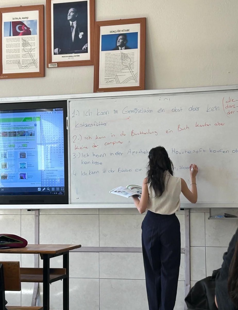 HypeOnHaber's tweet photo. Bir öğretmen: 

Son dönemde ilkokullarda meydana gelen silahlı ve bıçaklı saldırıların ardından öğrencilerin psikolojik olarak olumsuz etkilendiğini ve çocukların kendi aralarında bu olayları konuştuğunu ifade etti. 

Öğretmen,“Öğrencilerim bir tehlike anında atlayıp kaçabilmek için özellikle cam kenarında oturmak istiyor.

Bugün 10 yaşındaki bir öğrencim okula ilk yardım çantasıyla geldi,” diyerek durumun ciddiyetini vurguladı.