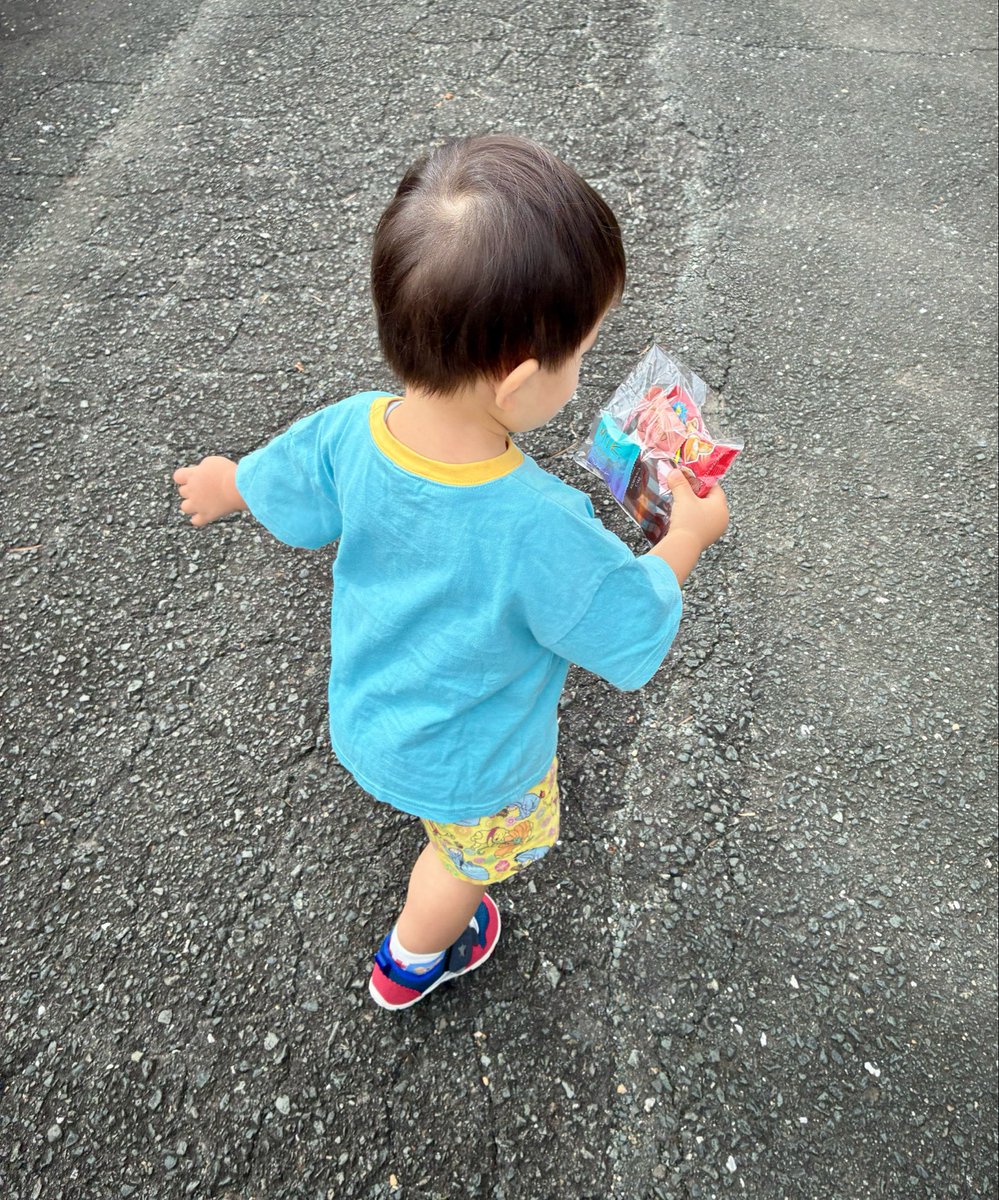 Lime95455353's tweet photo. 勇者１歳児の冒険
本日の装備:隣のじいちゃんに貰ったお菓子
効果:HP回復
「ジエメイのライブは体力必要だからお菓子持って行かないとね😋」 https://t.co/msg8raOYrB