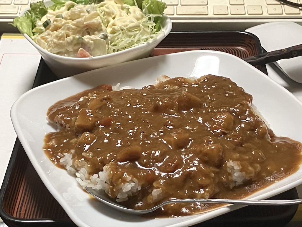 Tamakinia's tweet photo. 晩メッシ。昨夜の豚汁が残ってるけど今夜はカレー。 https://t.co/mUa7ylt58v