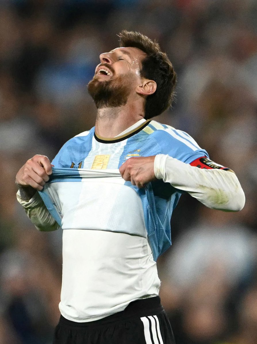 HELLOmagIndia's tweet photo. #LionelMessi’s Argentina story ended in tears as the Albiceleste beat Benin 3–0 at #BuenosAires’ #EstadioMonumental. With his hands raised &amp; his image projected above the stadium, the No. 10 bid an emotional farewell after 21 years. #HELLOIndia #HELLOMagazine #Messi #EndOfAnEra https://t.co/QP7yQhB6mK
