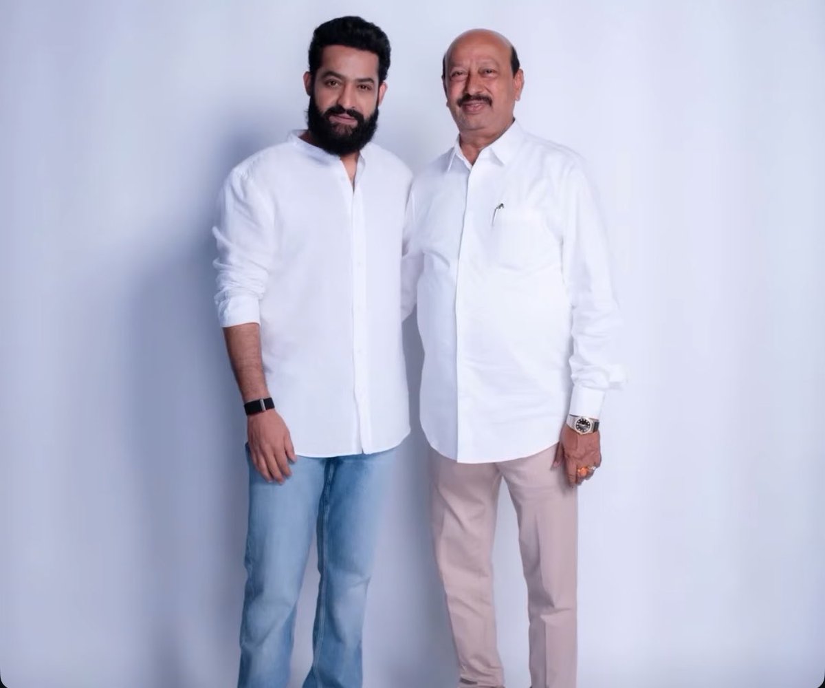 NTRTHELEGEND's tweet photo. Merisipothunnaadu abbaa Herooo ❤️ 

Few more pictures of NTR behind the ad shoot 

@tarak9999 #Dragon 🐉 https://t.co/KClSlNLPSY