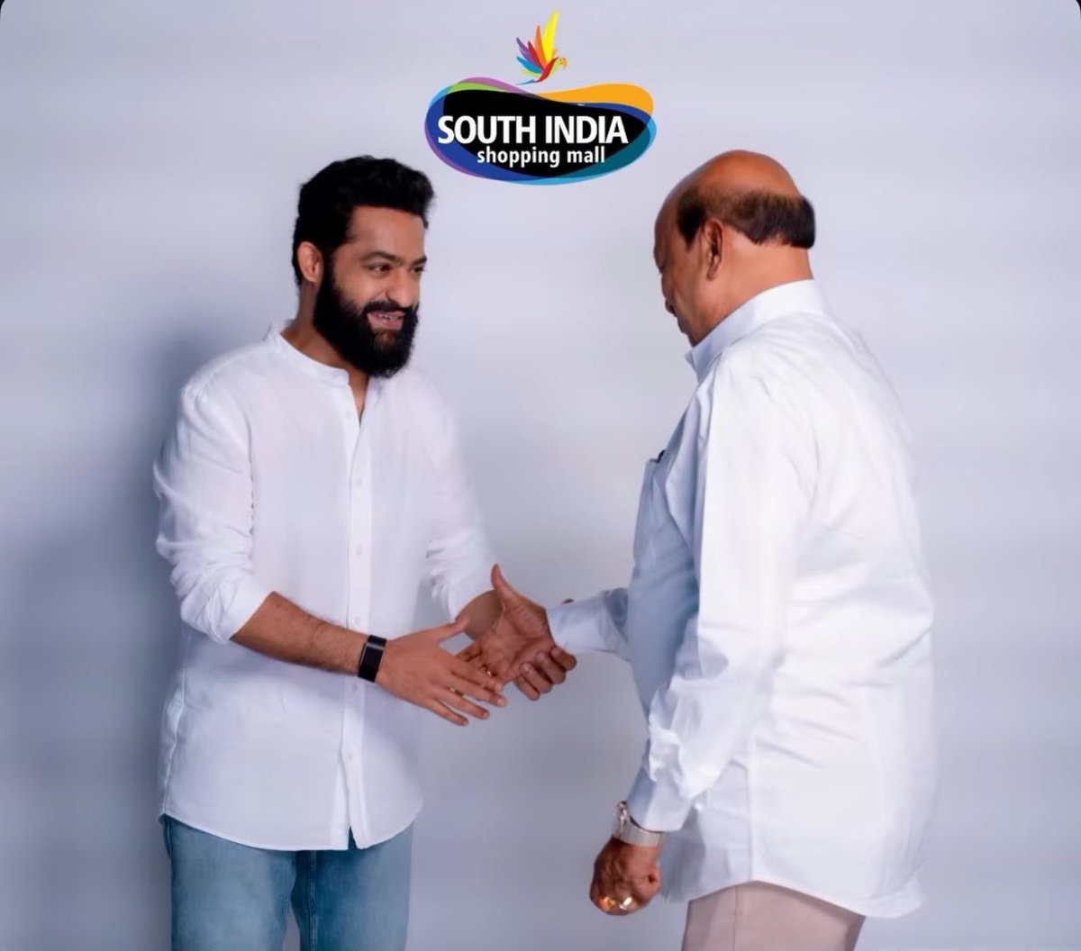 NTRTHELEGEND's tweet photo. Merisipothunnaadu abbaa Herooo ❤️ 

Few more pictures of NTR behind the ad shoot 

@tarak9999 #Dragon 🐉 https://t.co/KClSlNLPSY