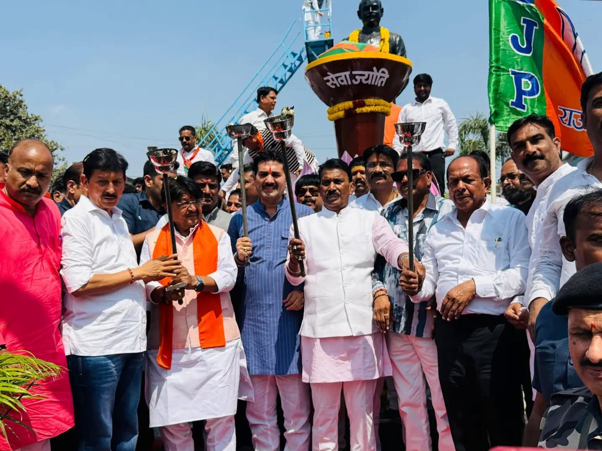GoluShuklaInd's tweet photo. यशस्वी प्रधानमंत्री आदरणीय श्री @narendramodi जी के जनसेवा से राष्ट्रसेवा के 25 गौरवशाली वर्ष पूर्ण होने के उपलक्ष्य में Bharatiya Janata Party (BJP) द्वारा आयोजित ‘सेवा संकल्प अभियान’ के अंतर्गत विजय नगर चौराहा, इंदौर स्थित डॉ. श्यामा प्रसाद मुखर्जी जी की प्रतिमा स्थल पर https://t.co/vaXmoLFjZX