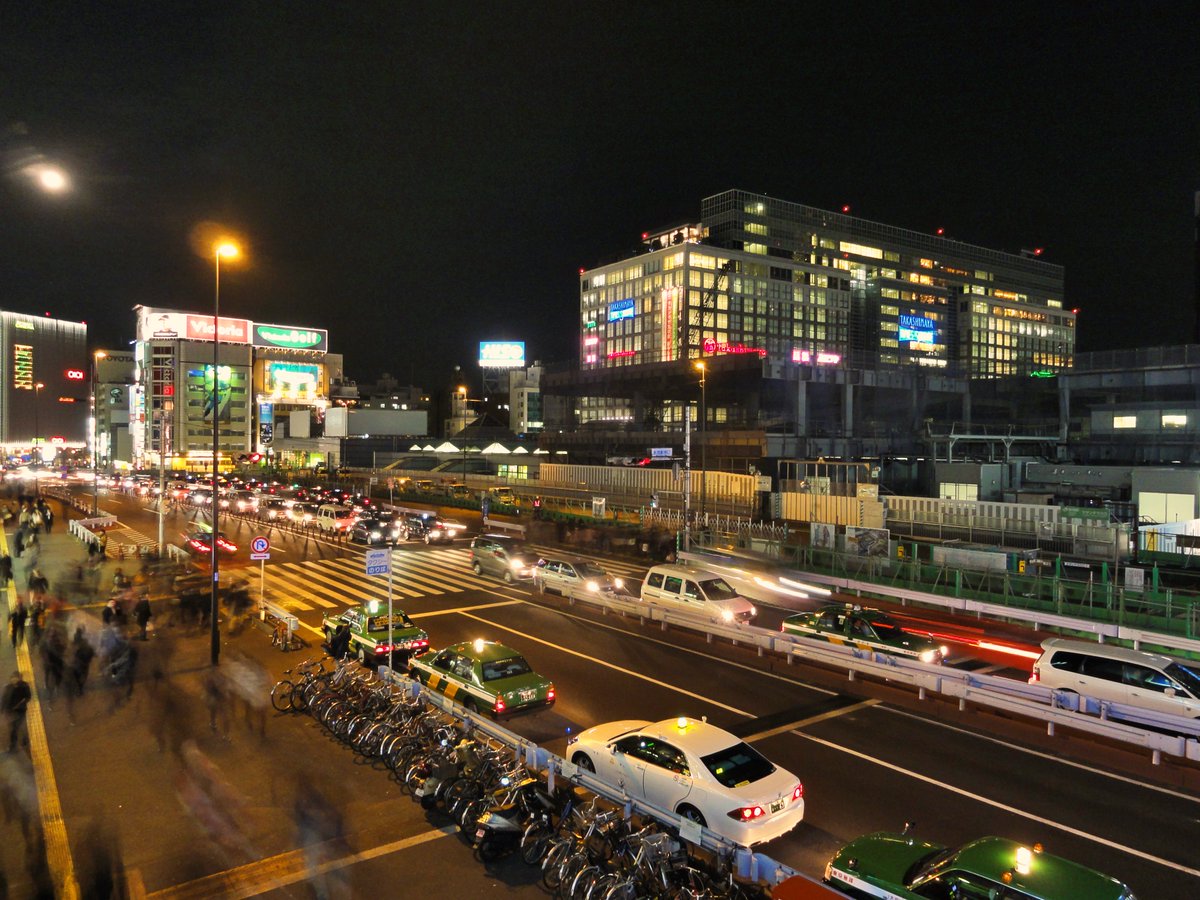 tokyocityscape's tweet photo. 15年前の2011年1月。まだバスタ新宿のない新宿駅南口と甲州街道。今はビルに挟まれているこの場所も、サザンテラス側にちょっとした車寄せや歩道らしきものがある。人通りは駅舎側がメインなので、両側歩道ではなかったのかも。更に前はここから電車が見えていたような記憶もある。 https://t.co/CMR2YRn8WL