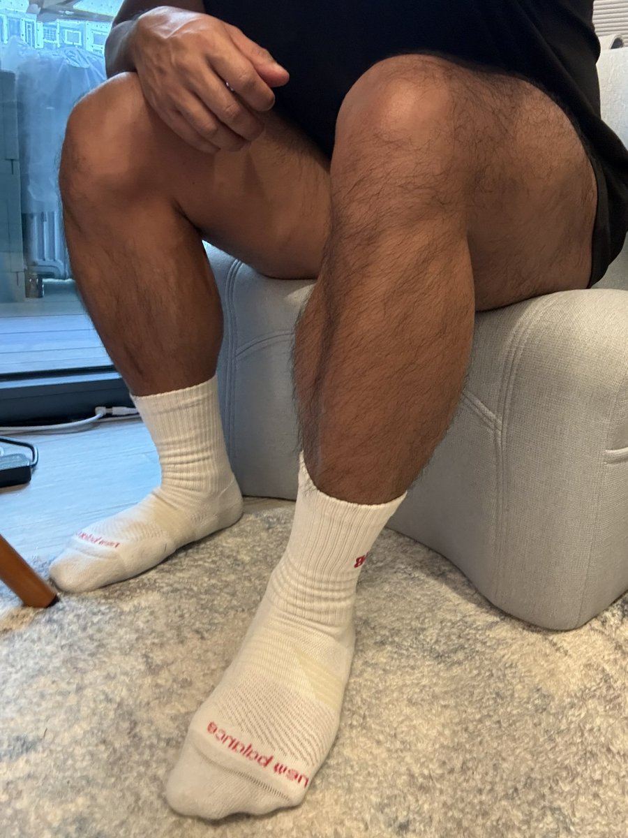 iiiv_wolfy's tweet photo. 以前覺得自己多體毛唔好，而家覺得其實係代表有性張力🥴 https://t.co/cebBRu5g1F