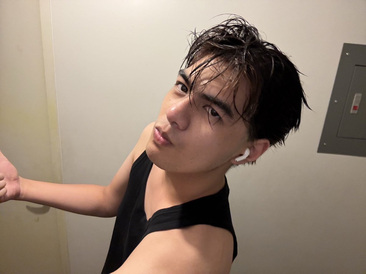 jandisms's tweet photo. did anyone miss me :< https://t.co/LVMPA3KNuF