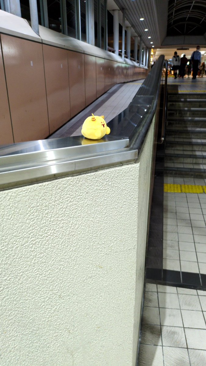 okhazama_war's tweet photo. 【悲報】奈良県の生駒駅にオムライスおるたん落ちてました！
オーラルを知らないであろう通りすがりの子供たちが手を振ってます！早く回収してあげてください🙇‍♀️🙇‍♀️🙇‍♀️🙇‍♀️ https://t.co/F7v6srNnMA