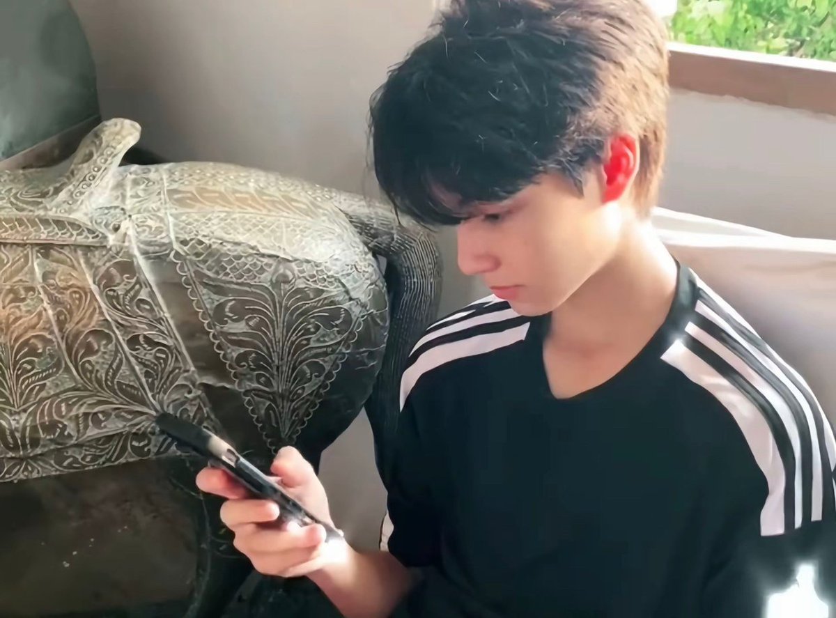 chrliest's tweet photo. charlie predebut handsome as hell https://t.co/J2DQZXKiyg