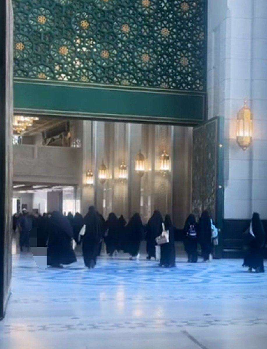 mlaz_808's tweet photo. هُنَّ اللَّواتي في البُيوتِ جَواهرٌ
 وَإِذا خَرَجنَ إِلى الطَريقِ خِيامُ https://t.co/eZ203gcPIG
