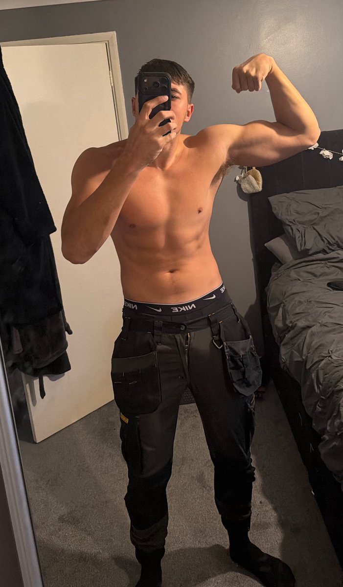 Findom_Jj's tweet photo. Subs get so weak seeing me in my tradie gear with my top off 😈

Makes it so easy to take what’s mine 🥵 https://t.co/msJSssD1pJ