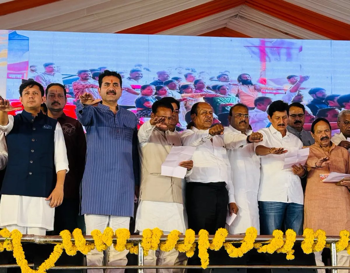 GoluShuklaInd's tweet photo. यशस्वी प्रधानमंत्री आदरणीय श्री @narendramodi जी के जनसेवा से राष्ट्रसेवा के 25 गौरवशाली वर्ष पूर्ण होने के उपलक्ष्य में Bharatiya Janata Party (BJP) द्वारा आयोजित ‘सेवा संकल्प अभियान’ के अंतर्गत विजय नगर चौराहा, इंदौर स्थित डॉ. श्यामा प्रसाद मुखर्जी जी की प्रतिमा स्थल पर https://t.co/vaXmoLFjZX