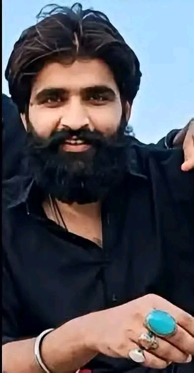 muqadasawann's tweet photo. سرگودھا میں پولیس کو 15 پر کال کرکے بلانے کے بعد گولیاں مارنے والے انعامو وینس کا ایک کے بدلے دس جانیں لینے کا  اعلان
 سوشل میڈیا  پر انعامو وینس نے اداروں کو  وارننگ دی ہے کہ اب پنجاب بھر میں پولیس اسکے نشانے پر ہوگی وہ کسی کو نہیں چھوڑے گا ایک کے بدلے دس جانیں لے گا
کوٹ مومن واقعہ کے حوالے سے انعامو نے کہا کہ 15 پر کال میں نے خود کروائی اور جس سے کال کروائی اسے انعام بھی دیا کیونکہ پولیس والے میرے  ہتھے نہیں چڑھ رہے تھے جہاں جاتا کوئی پولیس والا نظر ہی نہیں آتا تھا مجبور ہو کر کوٹ مومن گئے اور ایک فریق سے زبردستی 15 پر کال کروائی اس کے بعد جو ہوا سب کو معلوم ہے۔
انعامو وینس کے بقول جو کچھ کررہا ہوں مجبوری سے کررہا ہوں ۔ میں قسم کھاتا ہوں نہ میں ڈکیت ہوں اور نہ دہشت گرد 
میرے بے قصور دوستوں کو نشانہ بنایا جارہا ہے اور ان بے گناہوں کو بھی جن کا میں نام بھی نہیں جانتا ۔ ریاست اب وہ سانپ بن گئی ہے جو اپنے بچے خود کھارہی ہے اور میرا چیلنج ہے زندگی موت اللہ کے اختیار میں ہے۔
 لیکن جب تک جیوؤں گا انہیں پتہ چلے گا کہ کوئی مائی کا لعل تھا جو انہیں ٹکرا تھا۔
میں اعلان کررہا ہوں پنجاب کے ہر ضلع کی پولیس سے بدلہ لوں گا ، تھانے گرڈ سٹیشن اور اہم عمارات میرے ایک اشارے پر اڑا دی جائیں گی