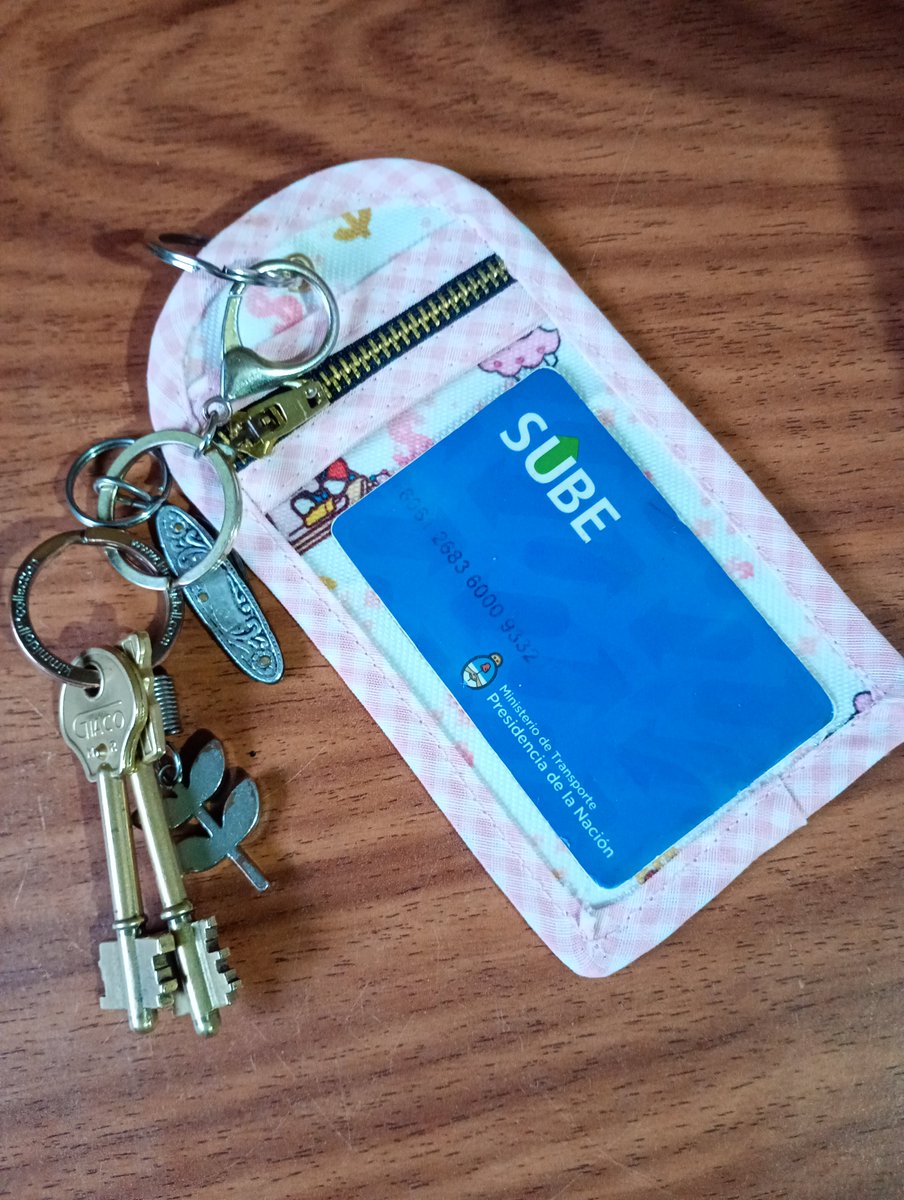 WomanDPrince's tweet photo. Hice este porta SUBE, DNI o tarjeta 💳🥰
Se puede llevar junto con las llaves 🔑, así tenés lo importante siempre a mano
Lo usarías para la SUBE, el DNI o una tarjeta? https://t.co/oBjhZzmJeU