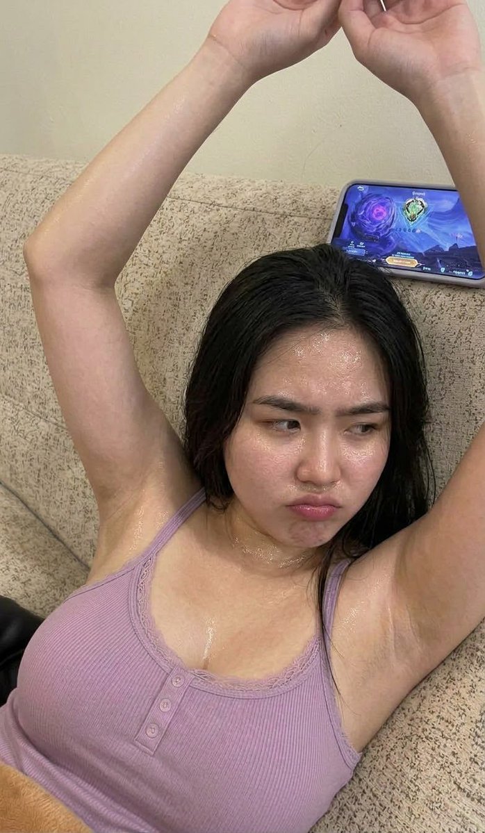 silvaXkiingTwo's tweet photo. Asupan sore ngambek kalah main mobile legend 🫢🫢

#ketiak
#armpit
#kilikili 
#mobilelegend https://t.co/jnDbEKWZjc