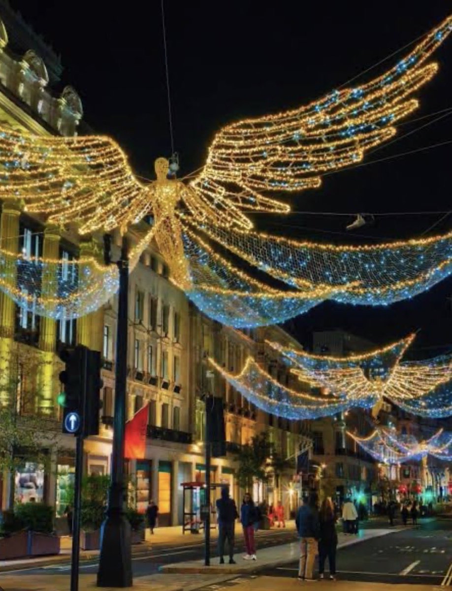 DominicMupdates's tweet photo. For those of us who were waiting for Harry Potter series promo news, this is HUGE! ✨

Harry Potter-themed Christmas lights will take over Oxford Street from November. The Christmas lights in Oxford Street are a massive event in London in Nov-Dec. This coincides with the opening of the HP shop on the same street in early Nov!