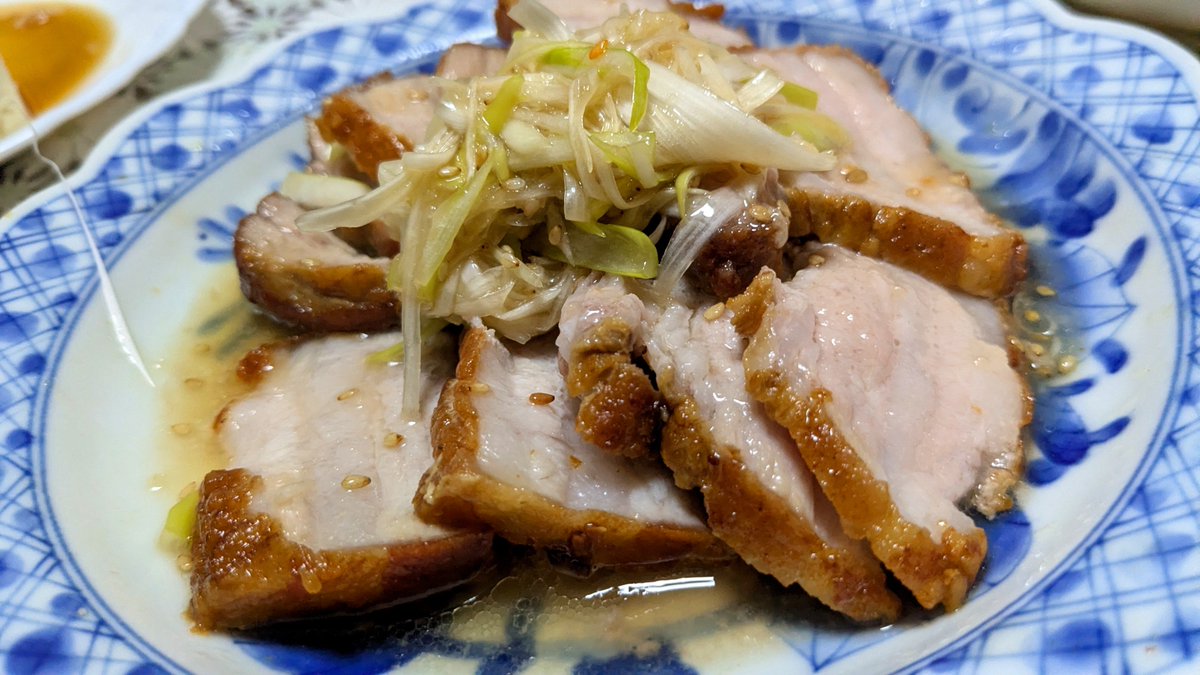 yoidorer's tweet photo. 今日の夕飯！

豚バラブロックを塊のまま焼いてネギ塩ダレで食べました！

後は干しエビまぜたもやし炒めとねぎぽんと豆腐！ https://t.co/pENsJPhi5I