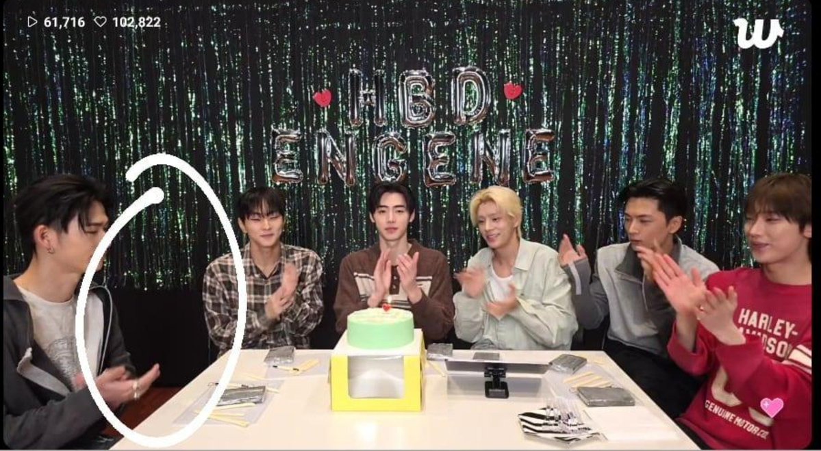 stayengene0708's tweet photo. Ik gonna get hate for this but who cares I noticed to this and decided to post, my account my choice 💅🏻

Anyway, Ni-Ki and Jungwon could’ve sat the same way Jay and Sunoo were sitting, close to each other. Or they all could’ve sat with some space between them, but the space specifically between Ni-Ki and Jungwon 👀👀 What if it was for Heeseung? 🥺

Also, at the end, they were all giving speeches. After Jungwon finished his, it was Ni-Ki’s turn, but he stayed silent for like 10–15 seconds before he finally spoke... 👀

Of course, there could be a completely different reason. I’m neither claiming that what I said is true nor blaming anyone or anything — IT’S JUST A THEORY 😭