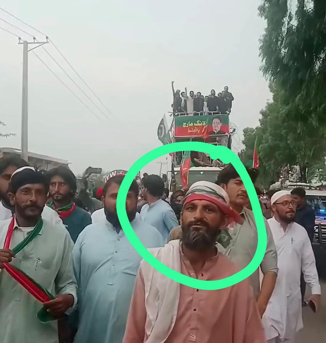 waqarsatti's tweet photo. اس  داڑھی والے شخص کی شناخت رسول نواز،کریڈھنڈ،ضلع کرک کے نام سے ہوئی ہے،تعلق TTPسےہےاورشہدا کی قبروں سےقومی پرچم اتارنےاورجلانے کےواقعات میں بھی ملوث رہا اب یہ مبینہ طور پرTTPکی سہولت کاری کر رہاہے۔کیا یہ نہیں پوچھنا چائیے کہ لانگ مارچ کے کنٹینر تک یہ شخص کیسے پہنچا؟؟
👇👇 https://t.co/jhhUNW8cPq