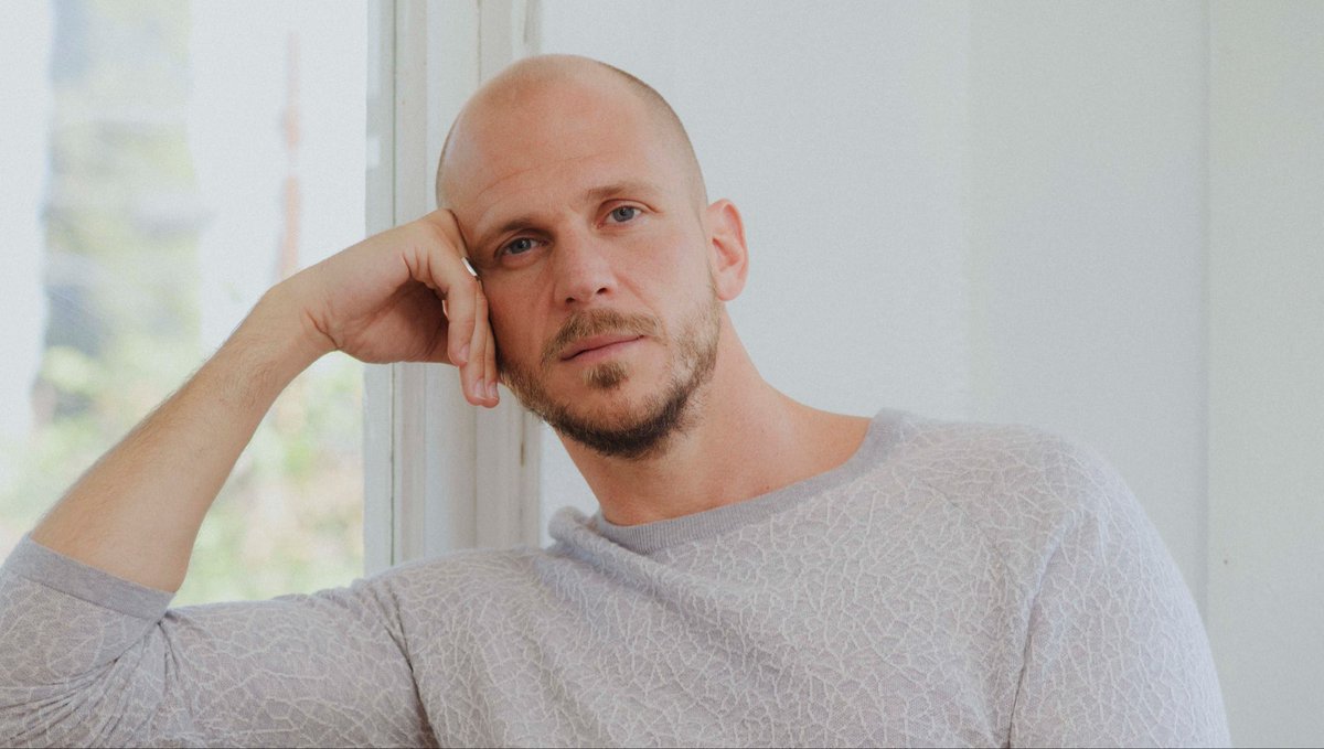 FilmUpdates's tweet photo. Gustaf Skarsgård is set to make his directorial debut with psychological horror ‘THE CANNIBAL.’

Described as “a nightmarish journey into a screenwriter’s mind as he returns to Ingmar Bergman’s home island of Fårö in search of inspiration.”

(https://t.co/5w9dL6GyjQ) https://t.co/2mE64yQwVb