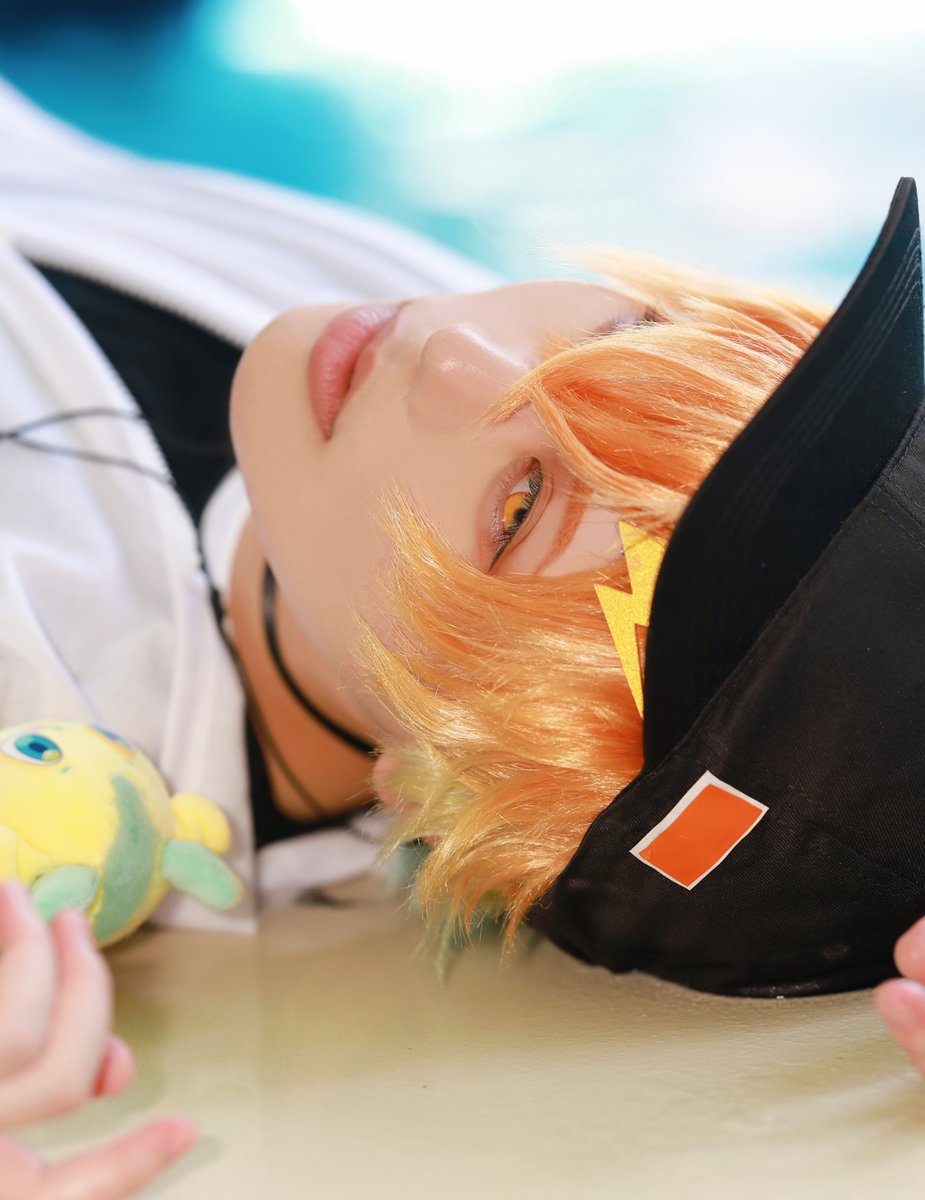 hikage129's tweet photo. ⚠cos　🌈🕒️　🌩️🦒

視線 https://t.co/gr4qF55Hkp