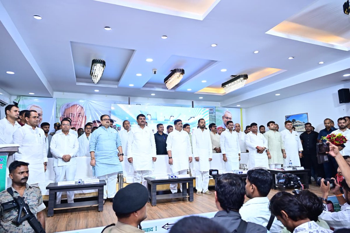 Jduonline's tweet photo. (1/2)
बिहार के जल-अधिकार, किसानों की सिंचाई, लोगों के पेयजल और राज्य के भविष्य से जुड़े गंभीर सवालों को लेकर जद (यू) द्वारा आज वैशाली जिले के हिलालपुर में 'फरक्का जल संधि पर नीतीश संवाद' कार्यक्रम का आयोजन किया गया। 

इस कार्यक्रम में जद (यू) के कार्यकारी राष्ट्रीय अध्यक्ष एवं माननीय राज्यसभा सांसद श्री @SanjayJhaBihar जी, पार्टी व बिहार के भविष्य, लोकप्रिय स्वास्थ्य मंत्री श्री @Nishantjdu81 जी तथा प्रदेश अध्यक्ष श्री @JDUUmeshSingh जी ने लोगों से संवाद किया तथा बिहार की जल-आवश्यकताओं और राज्य के हितों से जुड़े विषयों पर विस्तृत चर्चा की।

जद (यू) की यह पहल राजनीतिक स्वार्थ से ऊपर उठकर बिहार के हक और बिहारवासियों के हित की लड़ाई है। गंगा से जुड़े सवालों को राष्ट्रीय विमर्श का विषय बनाना और फरक्का जल संधि पर पुनर्विचार की आवाज केंद्र तक पहुंचाना ही इस अभियान का उद्देश्य है।

इस अवसर पर बड़ी संख्या में माननीय विधायक, पार्टी के पदाधिकारी तथा सम्मानित कार्यकर्ता उपस्थित रहे।

#NitishSamvad #FarakkaWaterTreaty #Vaishali
#Bihar #JDU #JanataDalUnited