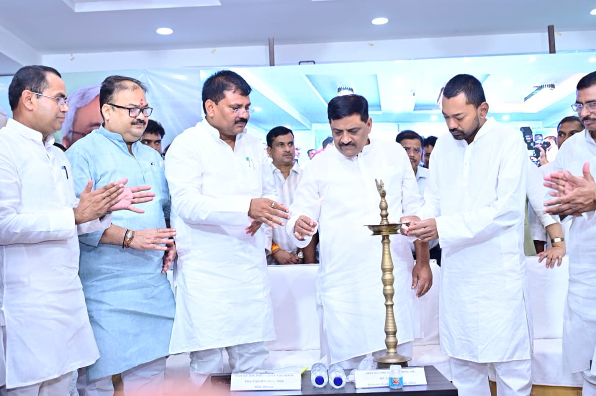 Jduonline's tweet photo. (1/2)
बिहार के जल-अधिकार, किसानों की सिंचाई, लोगों के पेयजल और राज्य के भविष्य से जुड़े गंभीर सवालों को लेकर जद (यू) द्वारा आज वैशाली जिले के हिलालपुर में 'फरक्का जल संधि पर नीतीश संवाद' कार्यक्रम का आयोजन किया गया। 

इस कार्यक्रम में जद (यू) के कार्यकारी राष्ट्रीय अध्यक्ष एवं माननीय राज्यसभा सांसद श्री @SanjayJhaBihar जी, पार्टी व बिहार के भविष्य, लोकप्रिय स्वास्थ्य मंत्री श्री @Nishantjdu81 जी तथा प्रदेश अध्यक्ष श्री @JDUUmeshSingh जी ने लोगों से संवाद किया तथा बिहार की जल-आवश्यकताओं और राज्य के हितों से जुड़े विषयों पर विस्तृत चर्चा की।

जद (यू) की यह पहल राजनीतिक स्वार्थ से ऊपर उठकर बिहार के हक और बिहारवासियों के हित की लड़ाई है। गंगा से जुड़े सवालों को राष्ट्रीय विमर्श का विषय बनाना और फरक्का जल संधि पर पुनर्विचार की आवाज केंद्र तक पहुंचाना ही इस अभियान का उद्देश्य है।

इस अवसर पर बड़ी संख्या में माननीय विधायक, पार्टी के पदाधिकारी तथा सम्मानित कार्यकर्ता उपस्थित रहे।

#NitishSamvad #FarakkaWaterTreaty #Vaishali
#Bihar #JDU #JanataDalUnited