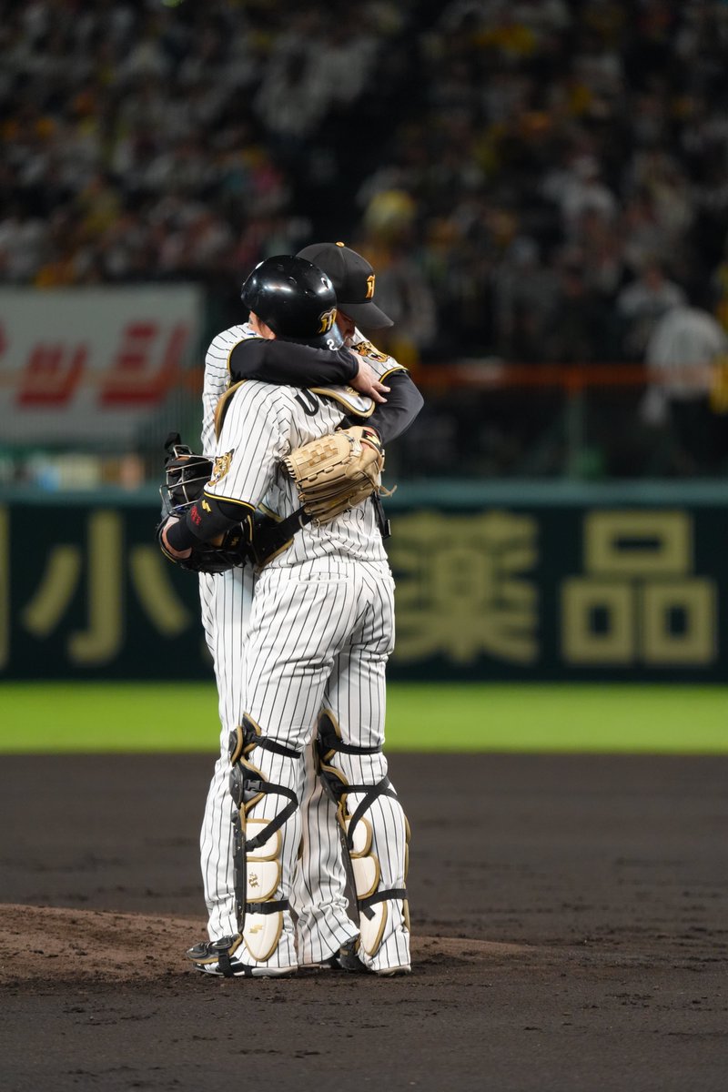 mpmp__229's tweet photo. 😭😭😭😭😭😭😭😭

10.7
#阪神タイガース #阪神甲子園球場 #西勇輝 #梅野隆太郎 https://t.co/j0tByBTst7