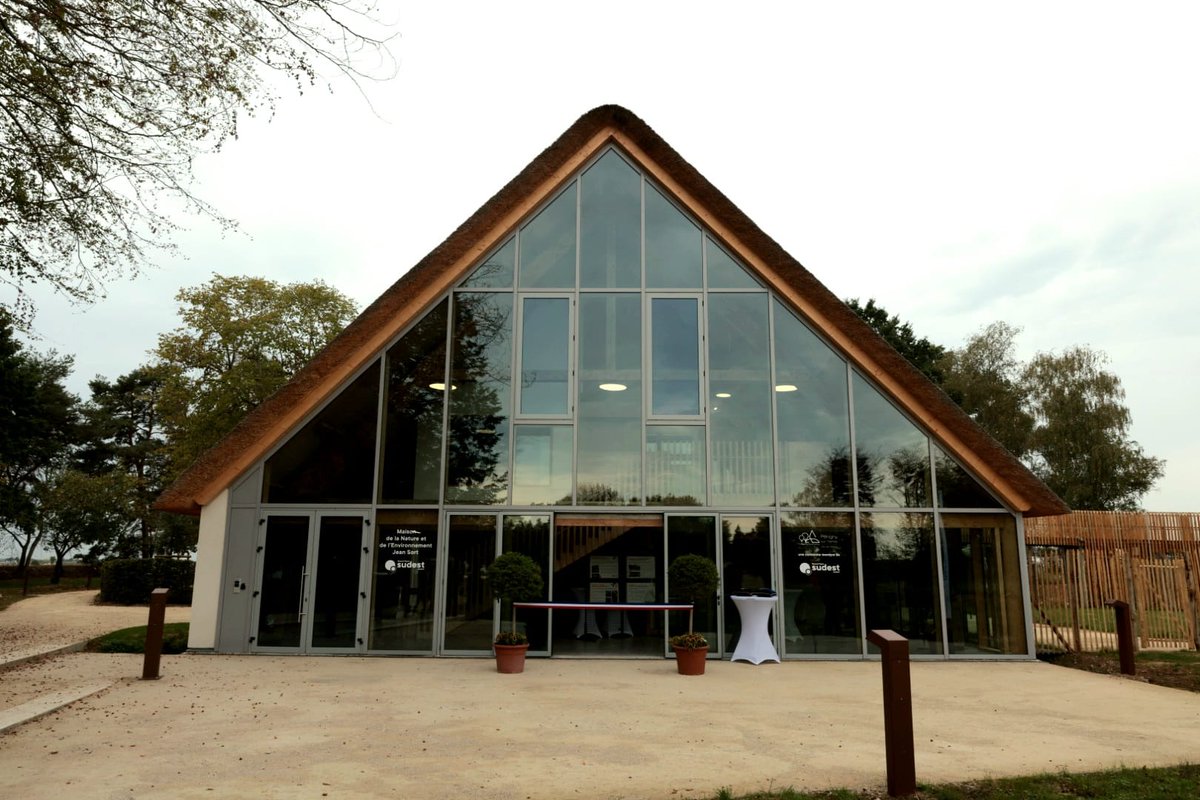 GrandParisMGP's tweet photo. 🌿La Maison de la Nature et de l’Environnement retrouve toute sa place à Périgny-sur-Yerres. 
➡️Un projet pour lequel @GrandParisMGP a notamment soutenu la réhabilitation dans le cadre du Fonds d’Investissement Métropolitain (FIM).

➡️Cette réhabilitation redonne vie à un patrimoine local tout en le modernisant dans une démarche environnementale, avec le soutien en ingénierie de la Métropole au titre de son Programme de Rénovation Circulaire des Bâtiments Public.

@ArnaudVdie | Stanislas BOURRON (@Prefet94) | @patrick_ollier | @Laurentcathala2 (@sudestavenir) | @GuesdonNath | @YannWehrling  (@iledefrance) | Sylvaine AMBRON-COMMAILLE 

📸Métropole du Grand Paris