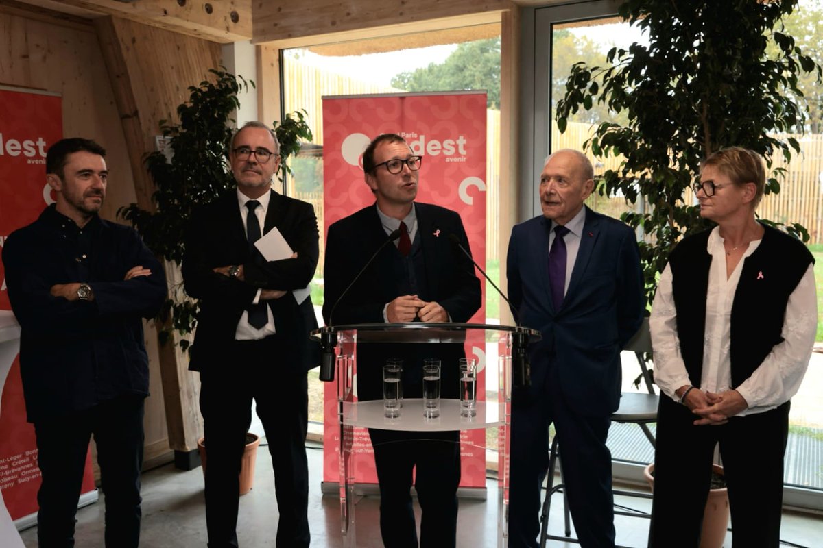 GrandParisMGP's tweet photo. 🌿La Maison de la Nature et de l’Environnement retrouve toute sa place à Périgny-sur-Yerres. 
➡️Un projet pour lequel @GrandParisMGP a notamment soutenu la réhabilitation dans le cadre du Fonds d’Investissement Métropolitain (FIM).

➡️Cette réhabilitation redonne vie à un patrimoine local tout en le modernisant dans une démarche environnementale, avec le soutien en ingénierie de la Métropole au titre de son Programme de Rénovation Circulaire des Bâtiments Public.

@ArnaudVdie | Stanislas BOURRON (@Prefet94) | @patrick_ollier | @Laurentcathala2 (@sudestavenir) | @GuesdonNath | @YannWehrling  (@iledefrance) | Sylvaine AMBRON-COMMAILLE 

📸Métropole du Grand Paris
