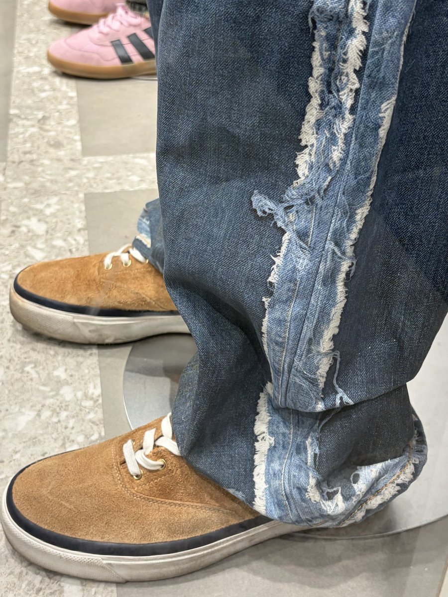 kipfelseven's tweet photo. Number_iの衣装展で、めっちゃ深呼吸してきた！岸くんの衣装本物のほつれかと思ったら、よく見たらプリントでめちゃくちゃ凝ってた！あと、岸くんのマネキンがちょっとだけ背が低くて抱きしめたくなったw https://t.co/VMFLZRnp6o